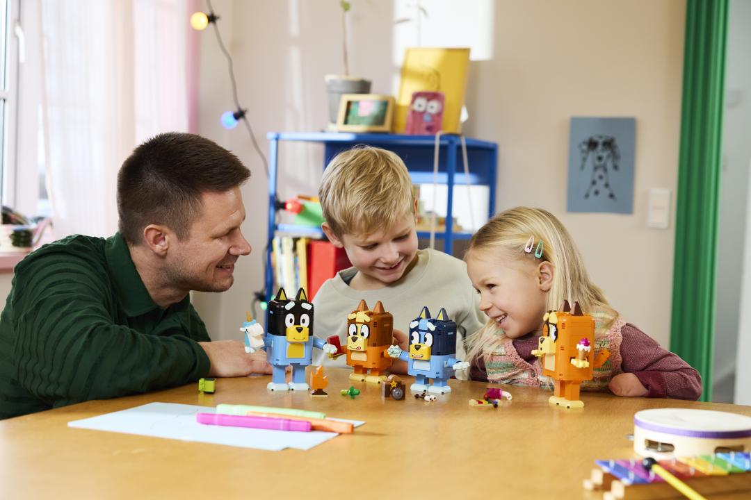 LEGO Bluey Brick-Built Bluey Family 11217
