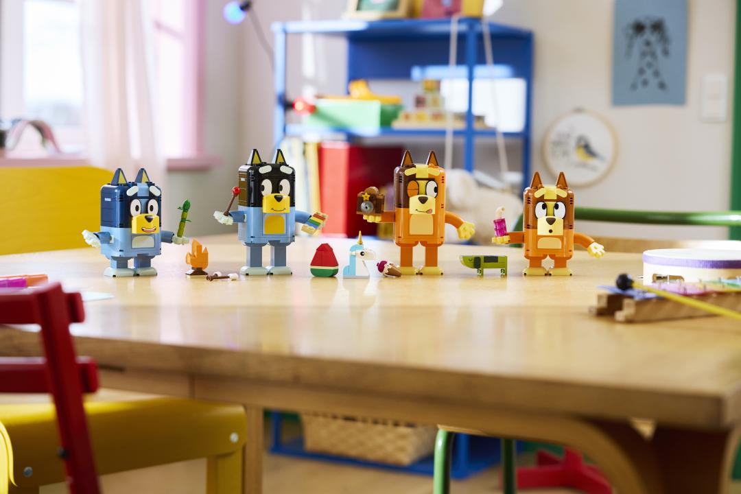 LEGO Bluey Brick-Built Bluey Family 11217