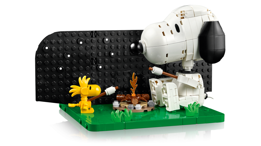 LEGO Ideas Peanuts: Snoopy's Doghouse 21368