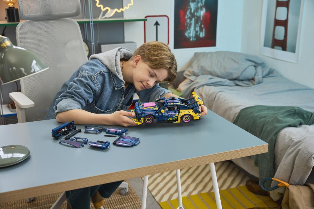 LEGO Technic Custom Garage Ford Mustang GT Car 42236