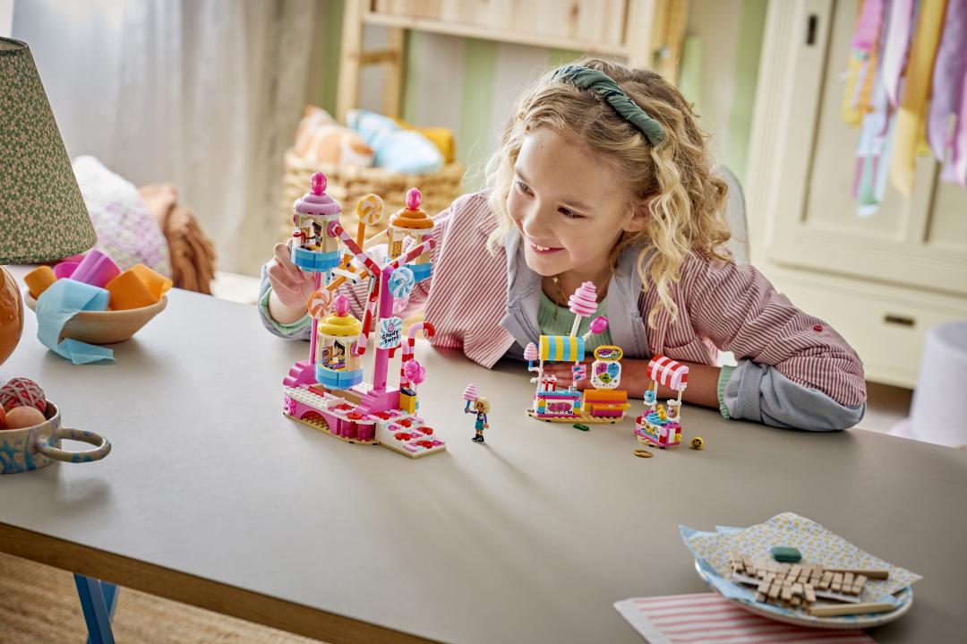 LEGO Friends Candy & Cupcake Ferris Wheel 42700