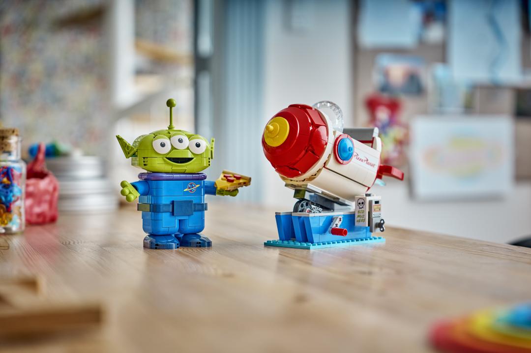 LEGO Disney Alien with Pizza Planet Rocket Ride 43307