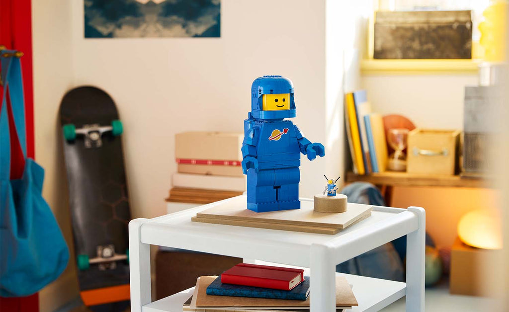 LEGO Iconic Scaled-Up Blue Astronaut Minifigure 40921