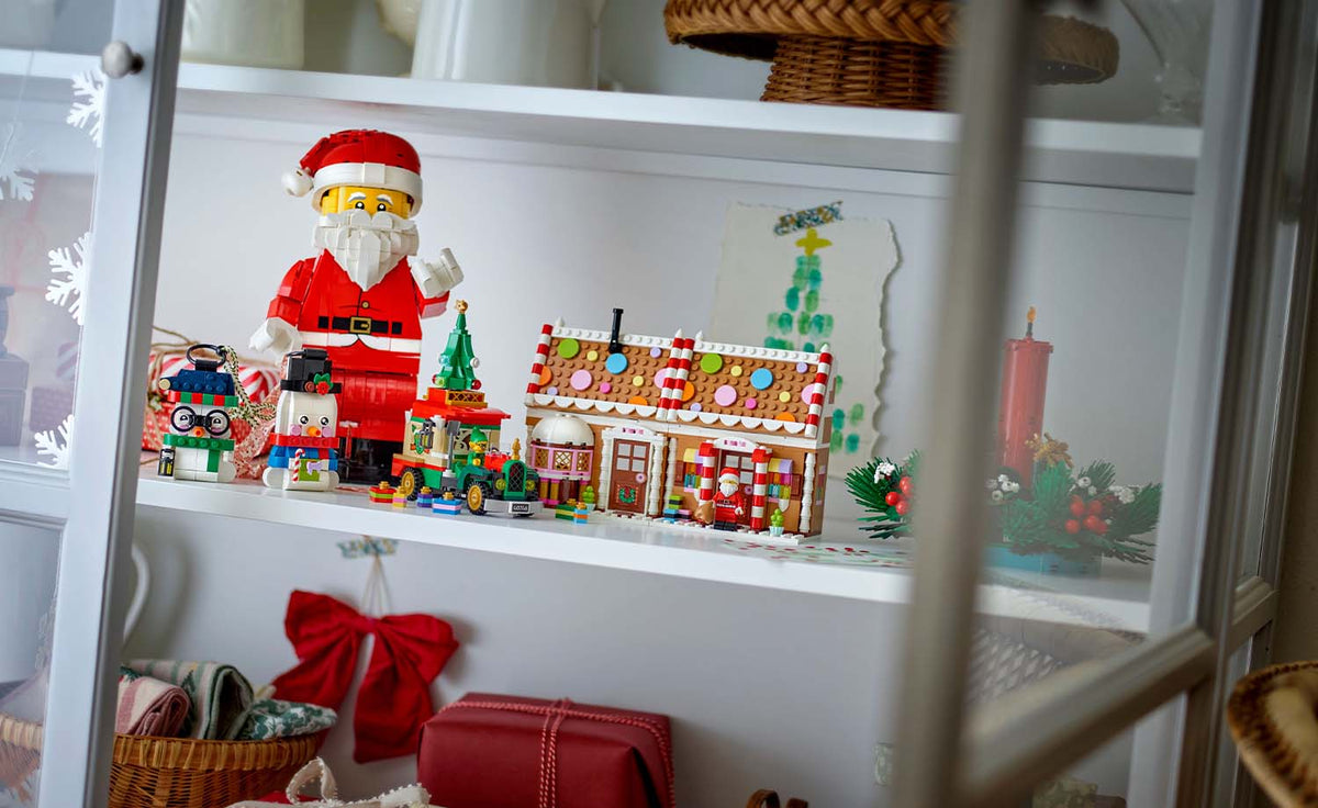 LEGO Iconic Up-Scaled Santa Minifigure 40820