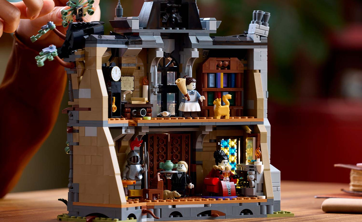 LEGO ICONS Mayor Manor 11383