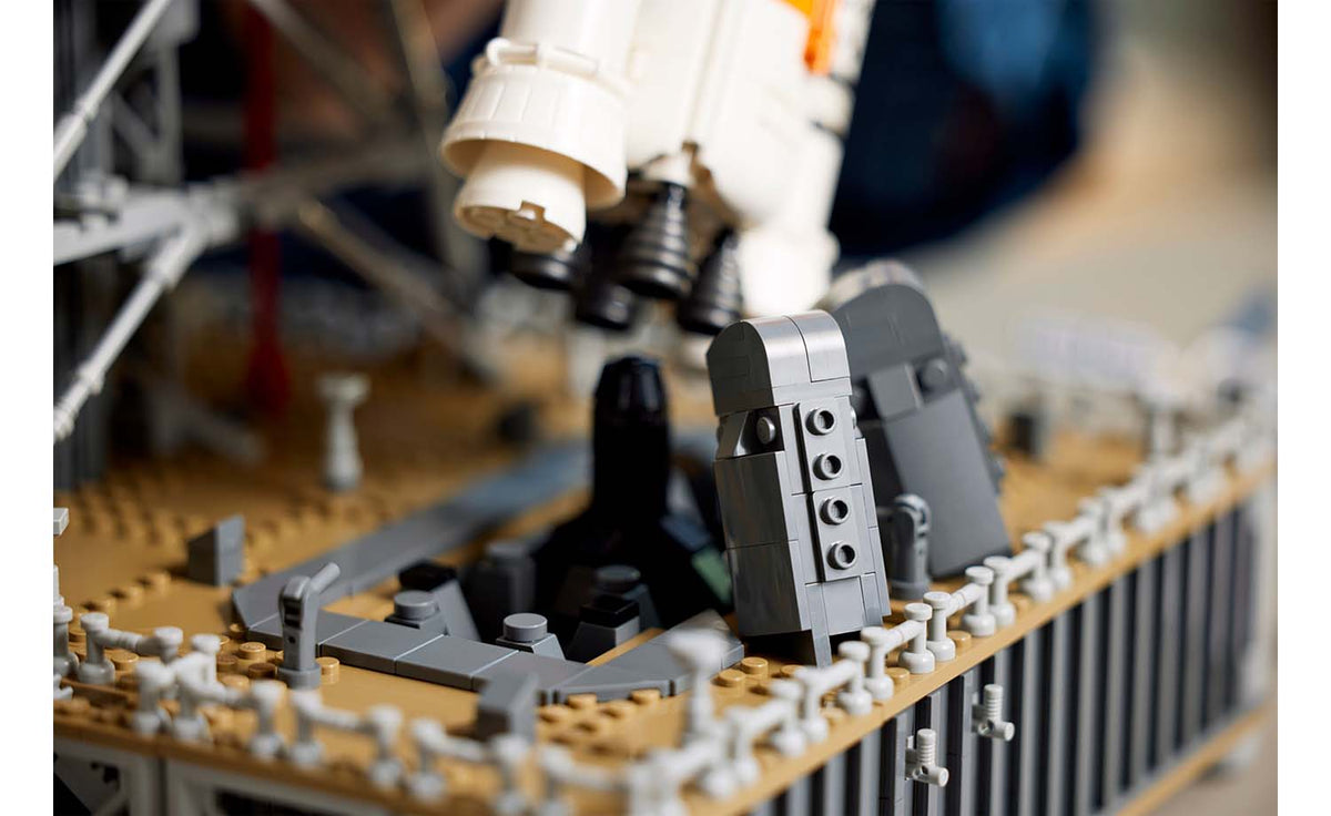 LEGO ICONS NASA Artemis Space Launch System 10341