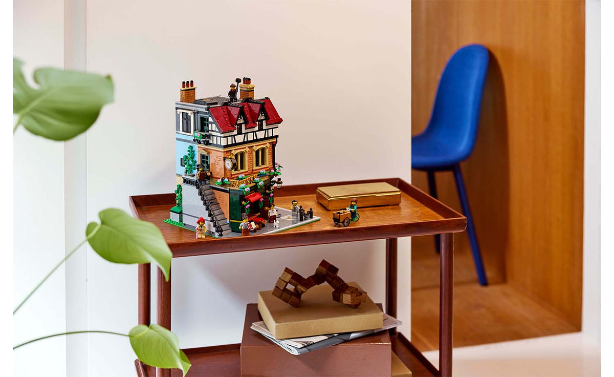 LEGO ICONS Tudor Corner 10350