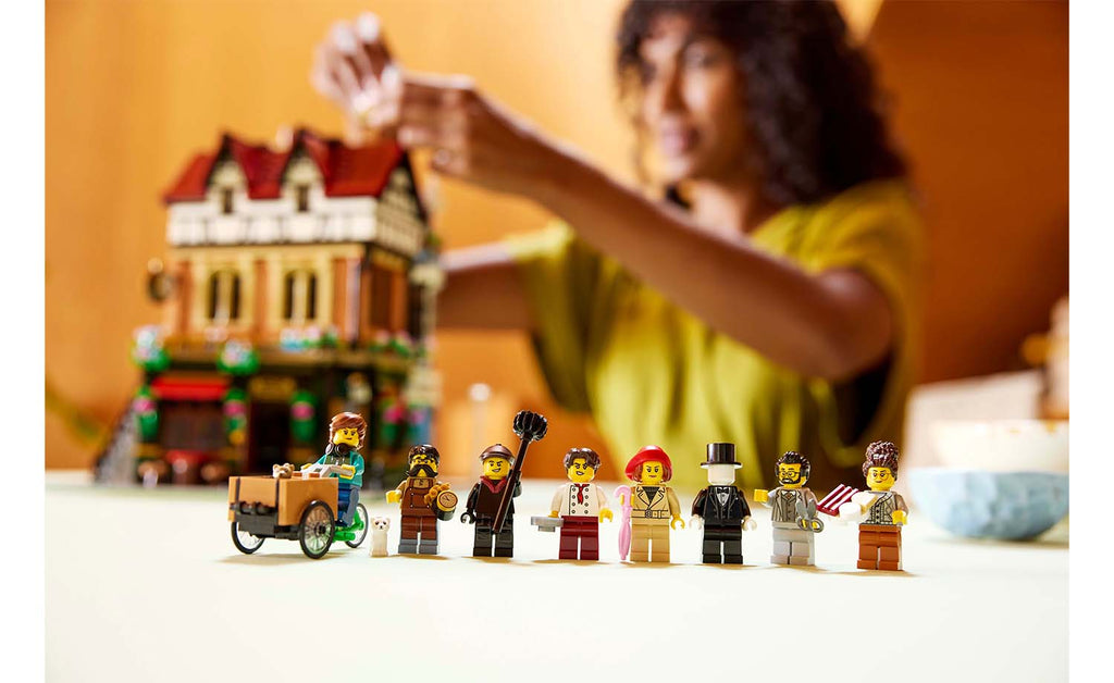 LEGO ICONS Tudor Corner 10350
