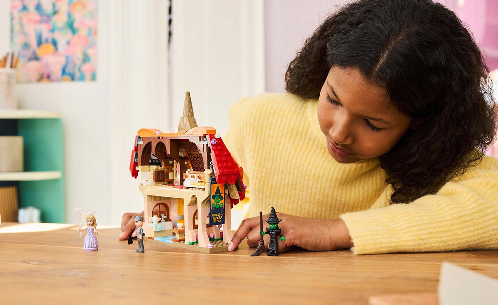 LEGO Wicked Glinda & Elphaba Visit Munchkinland 75690