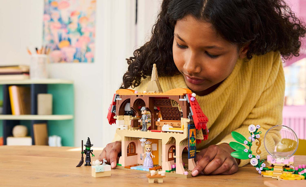 LEGO Wicked Glinda & Elphaba Visit Munchkinland 75690