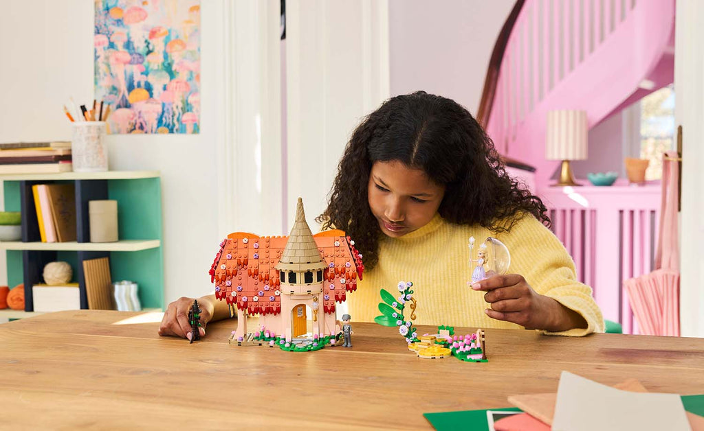 LEGO Wicked Glinda & Elphaba Visit Munchkinland 75690